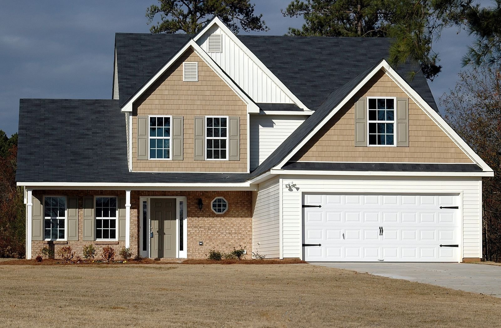 Residential home exterior in a Portland, OR neighborhood served for emergency water damage repair